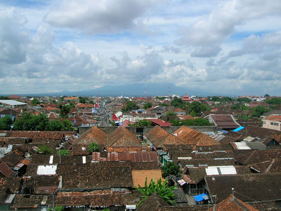 Yogya von oben / im Hintergrund der maechtig Mt. Merapi der momentan angeblich ordentlich zickt - zumindest ist das Betreten der Vulkanspitze aktuell verboten......