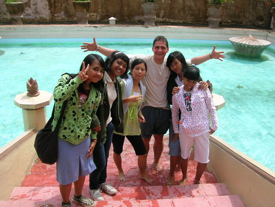 Hier eines der gut erhaltenen Bilder des Sultans mit einigen seiner zugegebnermasen blutjungen Gespielinnen 