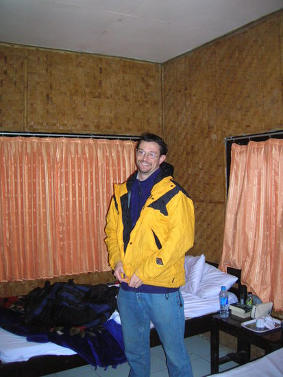 Da Dave und ich die einzigen "Solo" Traveller waren mussten wir uns ein Zimmer teilen - er ist super nett - hier macht er sich um 3.45 Uhr bereit fuer die Jeeptour