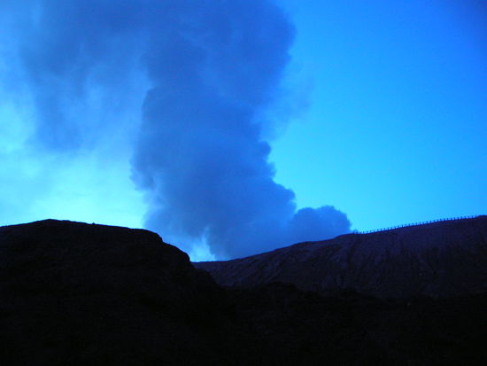 Am Fusse des Vulkans - noch vor Sonnenaufgang - er brodelt ordentlich....