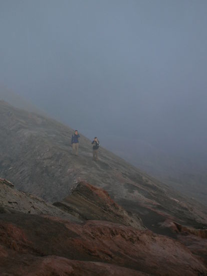 Entlang des Kraters durch die penetrant aetzende Schwefelsuppe