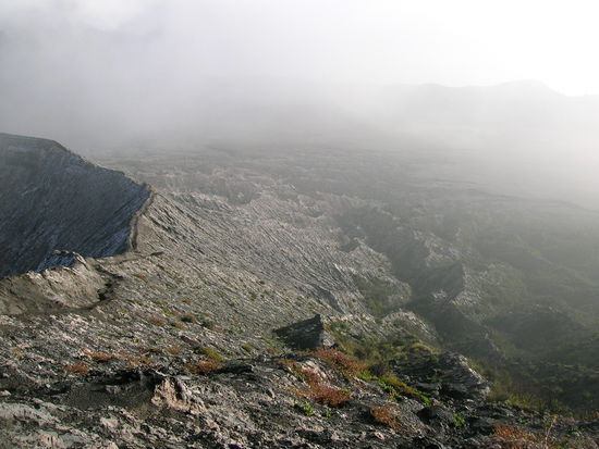 und weiter nach oben - am Kraterrand seht ihr den Pfad......die Sonne wird gleich ganz aufgehen 