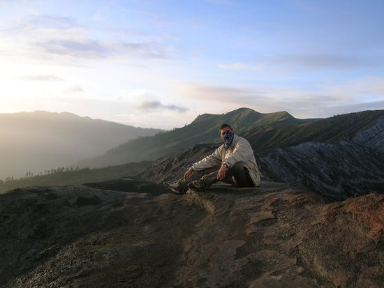 und hier unser Platz am hoechsten Niveau des Kraters - nur wir 3 und 3 andere Traveller die irgenwo auf der anderen Seite des Kraters waren - Absolute Ruhe - ein Panorama das wirklich unbeschreiblich ist - .......es gibt nur ein Wort dafuer....absolute ZUFRIEDENHEIT