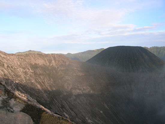 Jetzt kam die Sonne raus - vorne der aktive Mt. Bromo und hinten der von uns liebevoll genannte "Mr. Vulcano" - der Kegel sieht genauso aus wie man sich einen Vulkan vorstellt - oder?