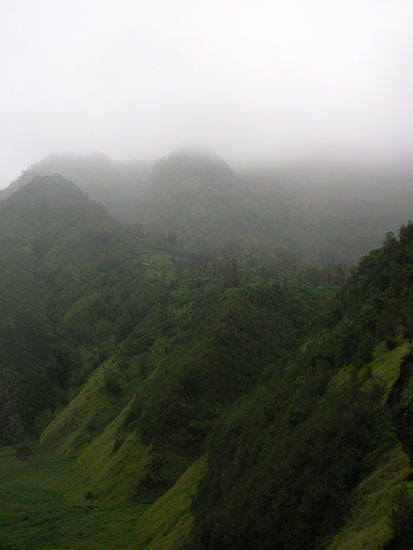 Die Flanken der Ebene - ueppiges Gruen
