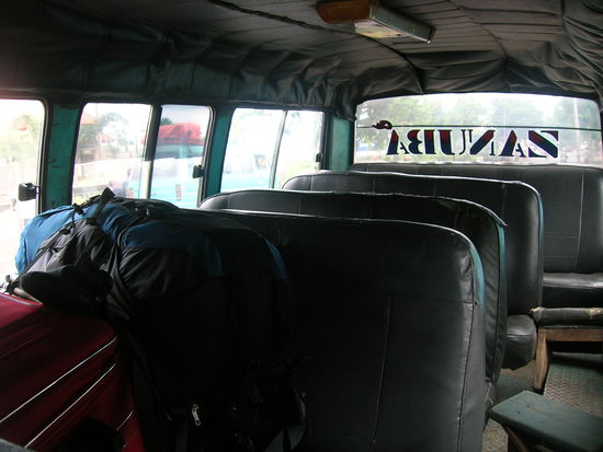 Der erste Transport vom Berg runter....war nach den Strapazen ein Grenzgang fuer die Nerven - Warum?....nun - hier passen nach indonesischer Auffassung 23 Leute rein - ......es hat funktioniert