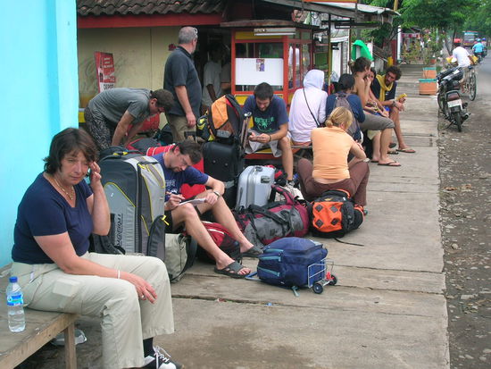 Unten hiess es warten auf den GROSSEN Bus fuer den Transfer nach Bali - wir waren alle TOTAL fertig und am Ende......wie ihr hier im Vordergrund bei Geli gut sehen koennt 