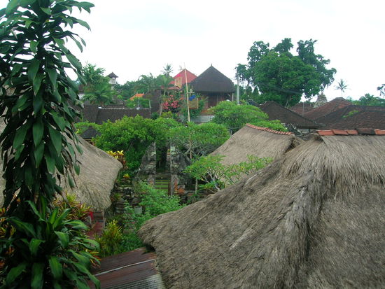 Der Blick von meiner Terrasse auf den Innenhof meines Losmen - in der Mitte seht ihr den Eingang zum Haustempel