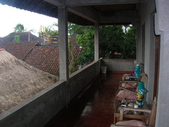 Meine Terrasse - ihr seht die Thermoskannen - fuer einen Koffein-Junkie wie mich ist es hier das Paradies