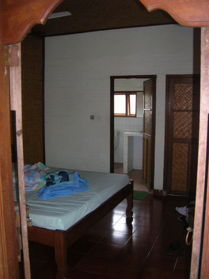 Et Voila - mein sauberes Zimmer - und das beste ist - ICH HAB SOGAR EINE EUROPAEISCHE TOILETTE - sprich ich kann beim sch.... sitzen - .......was fuer ein Luxus......