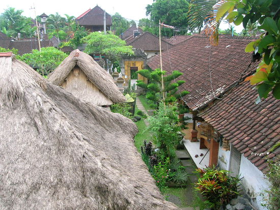 Hier der Eingang von der Strasse zu meinem Losmen - ein Idyll