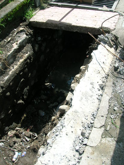 ... damit ihr eine Vorstellung der Gehsteige bekommt - im absoluten Dunkeln kann das eben seeeeeeehr tricky werden........ so grosse Loecher sieht man ja noch.........aber manchmal sind sie grad so gross dass gerade ein Menschenfuss reinpasst - Vorsicht Traveller..........