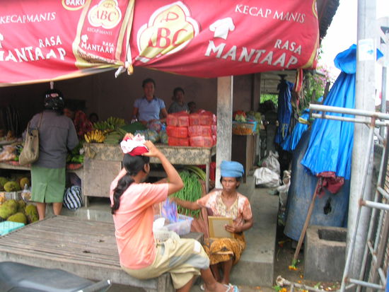 Immer wieder Stop in den Doefern - hier hab ich fett Fruechte fuer unterwegs geshoppt