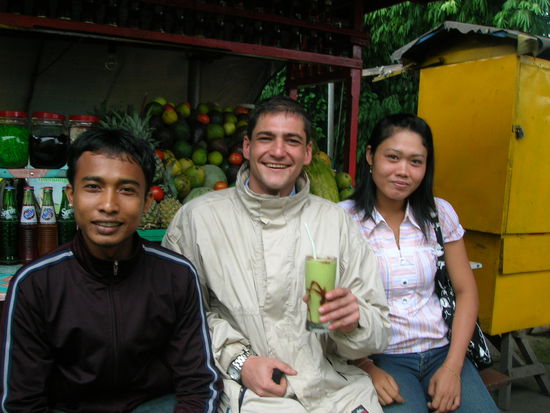 Wieder BRAKE wegen Wolkenbruch - mit den Jugis hier gequatscht und einen leckeren Avocado Fruit Juice genossen......