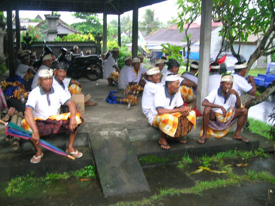Waehrend einer Zeremonie suchten die Musiker hier Schutz vor dem Regen - ich machte kurz Stop - kurze Konversation und weiter gings.........