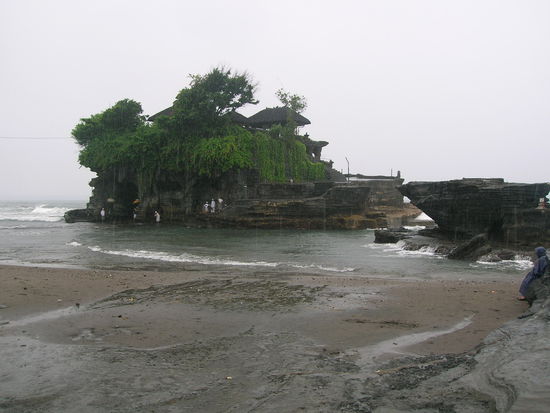 Tanah Lot - bin kurz durchs Meer rueber gewatet - hab mich zu den hl. Maenner dort gesetzt - eine geraucht und dann zog es mich weiter Richtung angrenzende Beach...........endlich am Meer