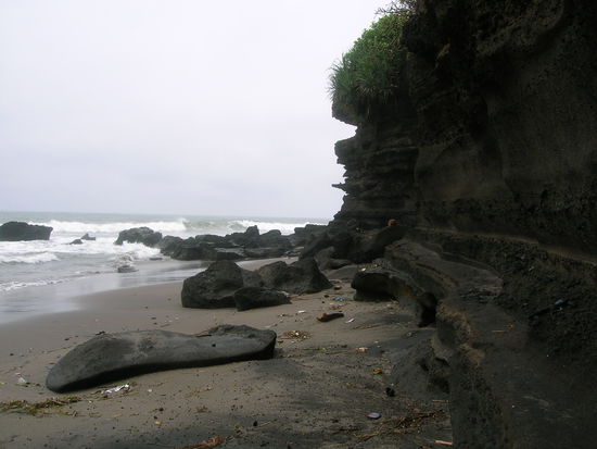 Hier sass ich geschuetzt unter der ausgeschemmten Felsenkueste - hoerte MP3 dachte nach und genoss die stuermische See - ........ich kenne zumindest eine Person zu Hause die eine Ahnung hat wohin mich meine Gedanken trugen .............