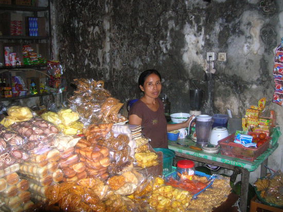 Weiter Richtung Kuta uuuuuuuuund RICHTIG wieder mal Regenstop unterwegs in einem der zahlreichen Shops an der Strasse - hier koestlichster Kaffeegenuss 
