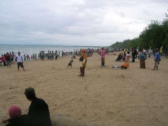 Kuta Beach - hier Stept der Baer - grmpf - am Horizont kuendigte sich bereits die naechste Regenfront an - es war 17 Uhr - naja - ich hatte ja nur mehr 3 Std. fahrt bei stroemenden Regen, in absoluter Dunkelheit vor mir.......... 