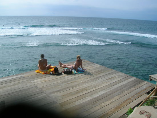 Das Surfer Paradies besteht aus ca. 3 Restaurants die mitten in die Felsenkueste gebaut sind - zahlreiche Aussichtsplatformen fuer die Surfer-Chicks um ihren Mackern (sehr ihr draussen als Punkte) beim Brunfttanz zuzusehen........