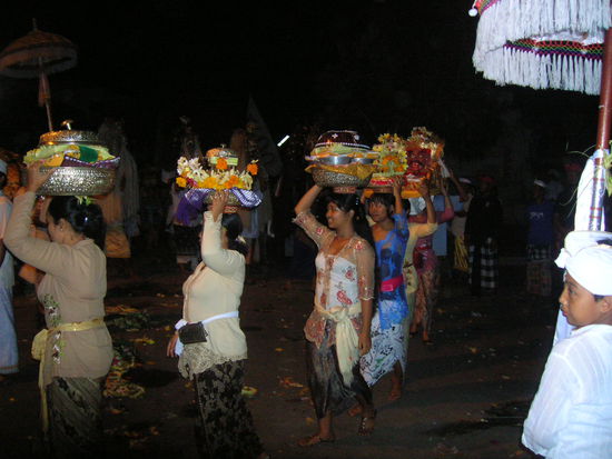 Am Abend bei der Heimfahrt wieder mal eine Prozession in einem Dorf - die Strassen werden abgesperrt - die Trommeln und Gesaenge beoeren, die Raucherstaebchen gluehen - einfach spirituell und ganz ohne Touris........