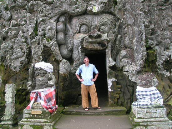 Am naechsten Tag dann der Elefantentempel - hier der Eingang zur Hoehle in der Mann    GANESHA huldigen kann........was ich aus tat.........