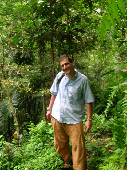 Im angrenzenden ueppigen Dickicht des Tempels........