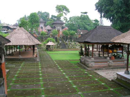 Der naechste Tempel in der Naehe von Ubud den ich ganz fuer mich alleine hatte.....bis auf ein paar Makaken 