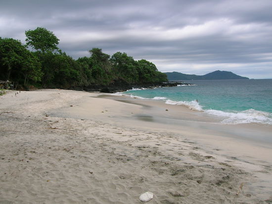 .........und hier die angrenzende BEACH....das Wetter war nicht besonders...aber zum baden gehts immer - das LULU warme, klare Wasser schreit foermlich: KOMM REIN