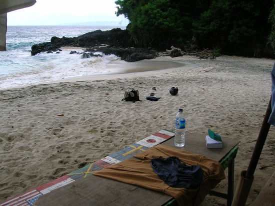 Hier war wohl mal eine Beach-Bar......alles aufgelassen - die Koreaner haben alles gekauft und bauen hinter der Kueste.............na was wohl..........ein fettes 4 Sterne Ressort......grmpf........Ich nahm die Beachbar fuer mich in beschlag und spannte ca. 1 Std. ab.........
