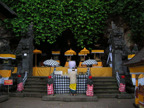 Bei der Heimfahrt abends dann noch der Fledermaustempel - ausser mir noch 6 Hindus die betteten........