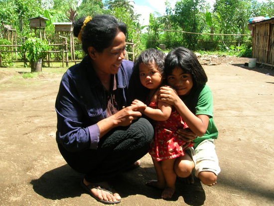 In einem Dorf.........die Kinder lieben es wenn ich Grimassen schneide und lachen sich einen ab..........