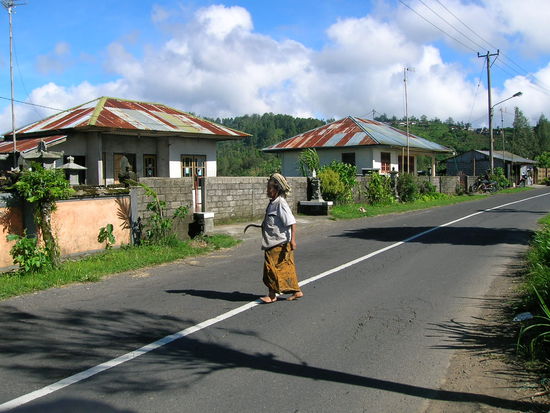 groessere Ansammlung von Haeusern unterwegs........Frau die gerade vom Feld kommt