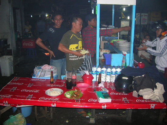 hier Abends in der Garkueche DENN........natuerlich......ich musste ja noch die paar stuendchen heimfahren.......................ein Traumtag ging zu Ende der mich eines lehrte..............Vergiss nie WIE gut es dir geht........und WIE zufrieden wir kaltschneuzigen Mitteleuropaer eigentlich sein muessten...............