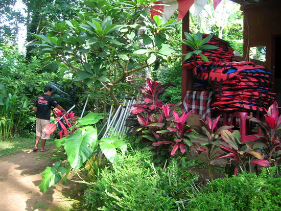 Erstmal Equipment ausfassen.......Drinks gab's immer gratis und standen bereit......