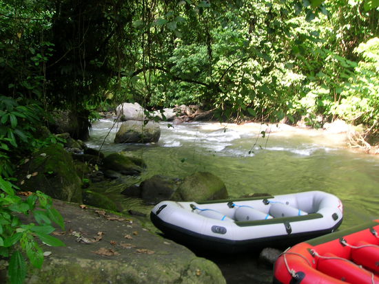 hier geht's los........dass unser graues Schlauchboot bei den oft massiven Steinen auf die wir direkt zutrieben keinerlei Schaden nahm verstehe ich bis heute nicht - es lebe die Technik.....