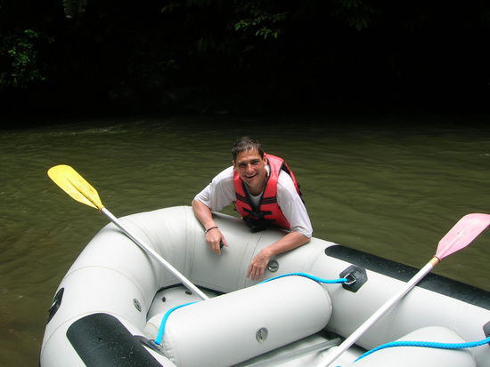 Hier klettere ich zurueck ins Boot - dort vorne war mein Sitzplatz - im Kampf mit dem Wasser war es dort gewaltig...............