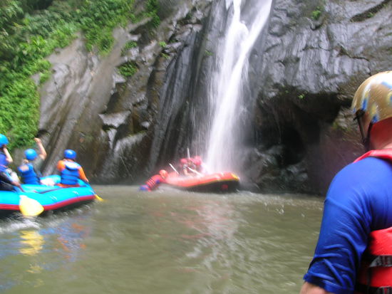 .........wanna natural massage? Natuerlich - wir paddelten direkt unter den Wasserfall - wie cool das war kann ich nicht beschreiben........