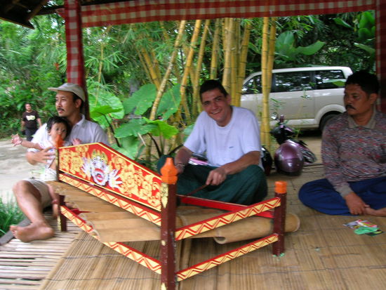 und hier nach dem Mittagessen am Klung Klung - mein gestrenger "Lehrer" zeigte mir einige Rhythmustakte - ein fantastisches und enorm beruhigendes balinesisches Instrument..........was fuer ein FINISH.....