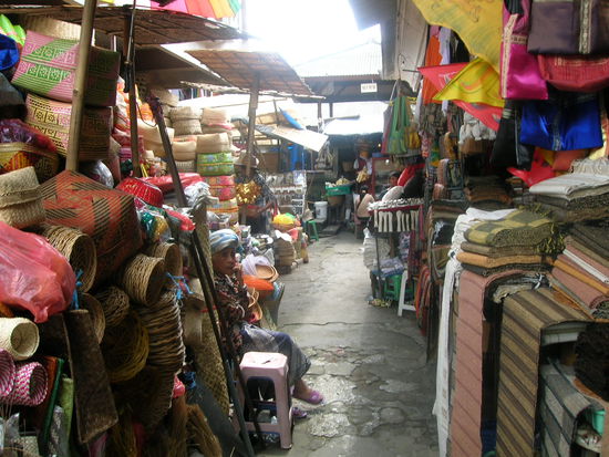 Der traumhafte Markt in Ubud - wer hier nicht shopt ist einfach selber schuld............das feilschen und Handeln - die Gespraeche, das Lachen mit den Marktfrauen................einfach LEBEN in seiner reinsten Form.....