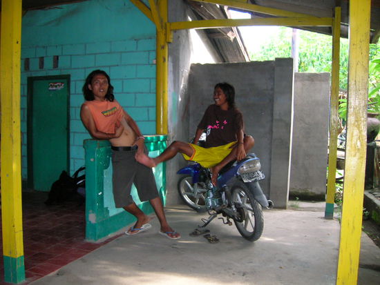 ..........die "Freaks" am Hafen....wie gesagt - das einzige Mal bisher wo ich mich nicht zu 100% wohlfuehlte (es waren vielleicht nur 90%  )