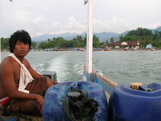 ..........die Ueberfahrt (ca. 40 Minuten) nach GILI TRAWANGAN - hinten seht ihr die Insel Lombok und den Hafen......