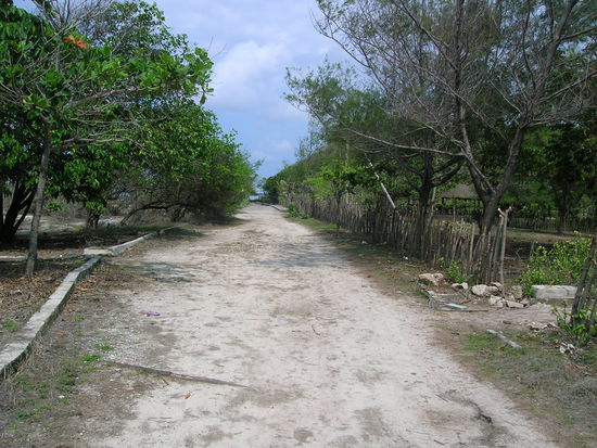 .........am naechsten Tag dann der ca. 3km lange Weg Richtung Hauptort - wollte diesen bei Tageslicht erkunden und endlich zur traumhaften Beach - meine Beach ist nur abends zu schwimmen da bei Ebbe viele Korallen und du dich hier an den Fuessen aufschneiden wuerdest