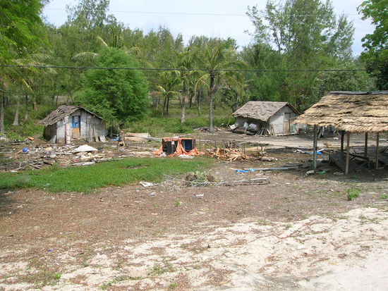 .......unterwegs vorbei an den Siedlungen der LOCALS  - seeeehr Basic - Fischer eben............