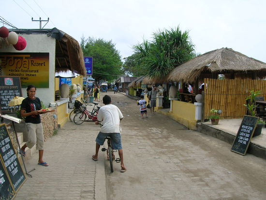 ......shopts Bars..........teure Familien-Ressorts (ab 50 US-Dollar die Nacht - mit Swimming Pool etc.), vielen Bars und Chill-Out Lodges, Mushroom und was weiss ich noch fuer Shops..........ich lass ein paar Bilder sprechen.........