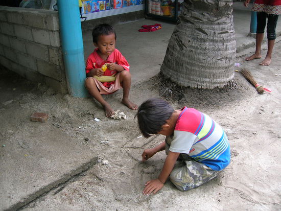 .......jedem das seine - Ich schaffe es einfach nicht in einem der Ressorts fuer einen 2 MOnats-Lohn eines Locals EINE Nacht zu verbringen - auch hier sind die Menschen freundlich liiiiiiiiiiiiiieb und total offen......die Kids arbeiten sobald sie 6 sind...........manche haben Glueck und koennen zur Schule gehen.........