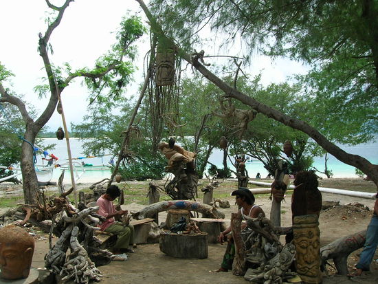 Hier "decken" sich die Partytiger mit dem notwendigen fuer den Abend ein.......wie gesagt - sie sind nicht laestig - sprechen dich zwar an - aber wenn du ihnen klar machst dass dir danach nicht der Sinn steht - hast du Ruhe.........