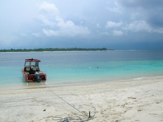 ............et Voila - gegenueber seht ihr schon die naechste der 3 Inseln - sie liegen knapper zusammen als erwartet......