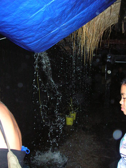 Abens mal ein richtiger Regenguss - Leute - ich kann mich nur wiederholen - macht das Land zur Regenzeit - es ist ein absolutes Erlebnsi ...........danach stand die gesamte Hauptstrasse unter Wasser.......