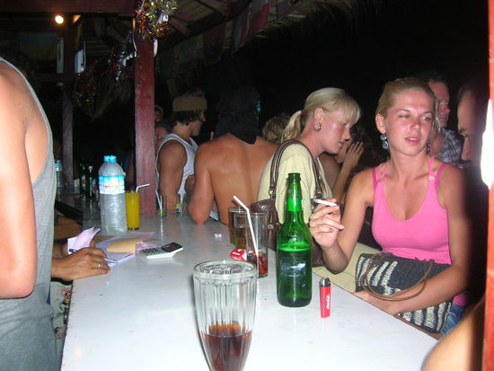 Ich konnte an diesem Abend natuerlich nicht gleich nach Hause gehen (max. schwimmen) und sah mir gezwungenermasen das Partyleben an - wer auf Balzen, Techno, jede Menge Drogen etc. steht ist hier wirklich bestens aufgehoben - Ich bin keine Spassbremse ABER es ist einfach absolut nicht (mehr) meine Welt 